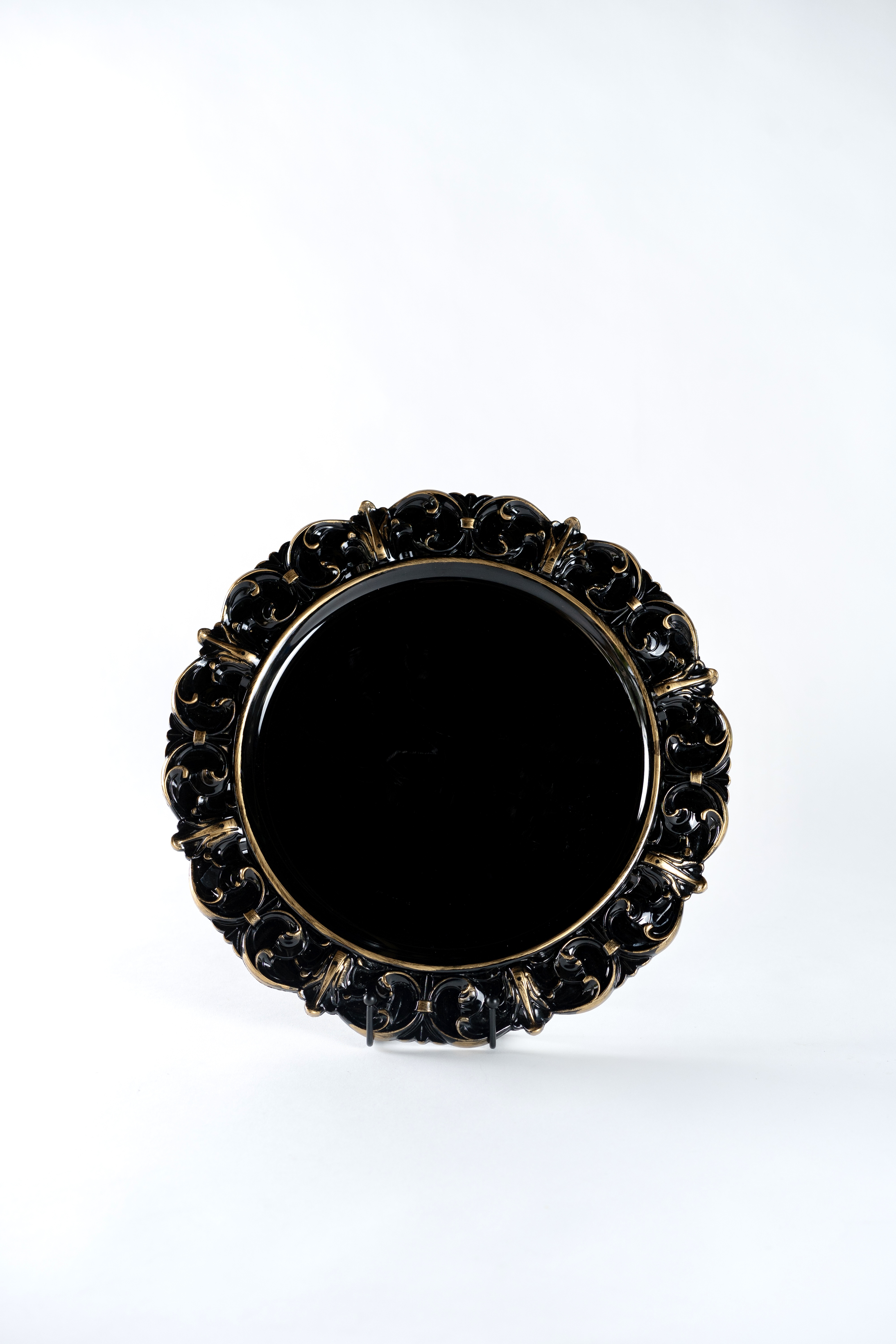 Bajo Plato Matilde Negro con Dorado